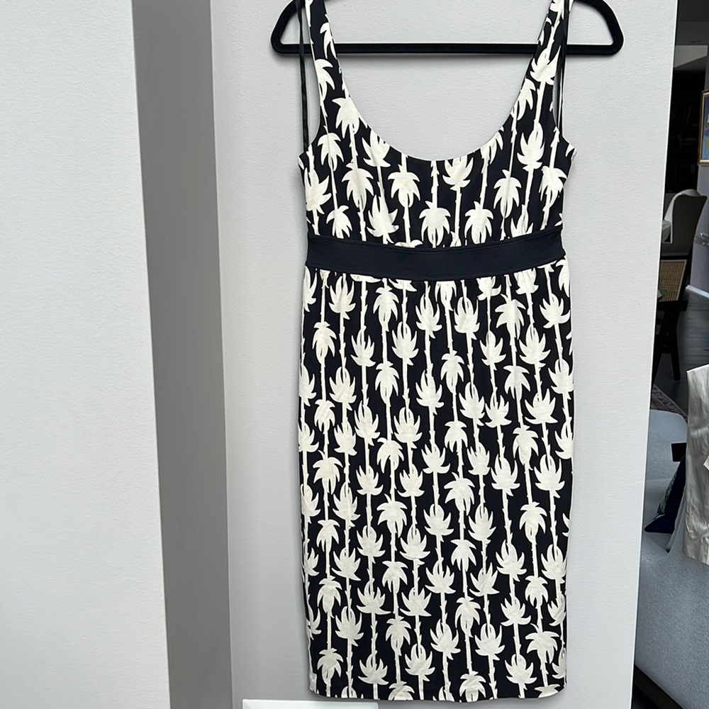 DIANE von FURSTENBERG 100% silk Palm Darly dress, size 8.